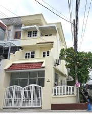  ให้เช่าและขาย ทาวน์โฮม 3 ชั้น  4 ห้องนอน ย่านโชคชัย 4 สตรีวิทยา 2 