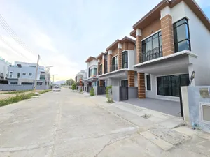 ด่วนทาวน์โฮมขายเเละให้เช่าใกล้ทะเล 300 เมตร มีรปภ.