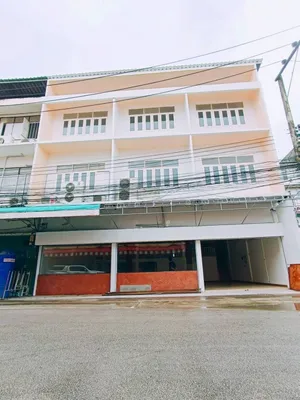 ขายด่วน อาคารพาณิชย์ 3 ชั้นครึ่ง พื้นที่ 51 ตรว. รีโนเวทใหม่ทั้งหลัง