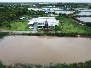 ขายบ้านเดี่ยว2ชั้นพื้นที่ใช้สอย1,000 ตร.ม. พร้อมที่ดิน 6 ไร่ ย่านอ.เมืองฉะเชิงเทรา จ.ฉะเชิงเทรา
