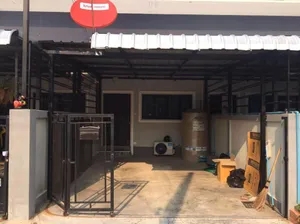 AHD1684 ให้เช่าทาวน์โฮมชั้นเดียว  2 ห้องนอน 1 ห้องน้ำ 1 ห้องรับแขก 1 ห้องครัว   ให้เช่าราคา  7,000 บาทต่อเดือน  ขนาดที่ดิน   20  ตรว.   