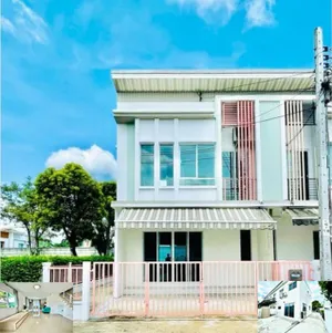 บ้านใหม่มาก ห้องมุมติดสวน 30ตรว. MRT วงแหวนตะวันออก ตลาดมโนรมย์ 4 ให้เช่าทาวน์เฮาส์ 2 ชั้น 170ตรม. ลมเย็น 3นอน 2น้ำ 3จอดรถ 4แอร์ 