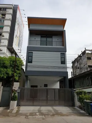 ขายบ้านเดี่ยว 3 ชั้น 64 ตรว. 4 ห้องนอน ถนนพระราม 3 ซอย 75 ตัวบ้านใหม่ อายุบ้าน 4 ปี เดินทางสะดวก ใกล้โรงเรียนนนทรีวิทยา