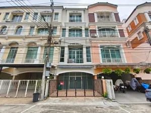 ให้เช่า ทาวน์โฮม บ้านกลางเมือง แยกรัชดา ลาดพร้าว เนื้อที่ 24 ตร.วา. 4 ชั้น ตกแต่งพร้อมอยู่ คุ้มค่า ราคาโดนใจ ทำเล  ใกล้ MRT ลาดพร้าว