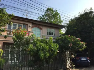 U1308 ให้เช่าบ้านเดี่ยว 2 ชั้น หมู่บ้านปาริชาติ ถนนเส้น345 สะพานนนทบุรี บางบัวทอง  ใกล้แม็คโคร และม.รังสิต เดินทางสะดวก ติดถนน ในบ้านมีเฟอร์พร้อมอยู่