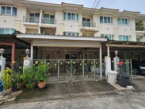 ทาวน์โฮม 3 ชั้น ติดสถานีรถไฟฟ้าลาดปลาเค้า 3 นอน 3 น้ำ พร้อมเข้าอยู่