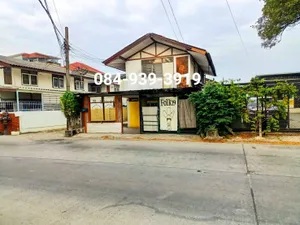 ขายบ้านติดถนนซอยรามอินทรา 19 เขตบางเขน อยู่ในแหล่งชุมชน ใกล้รถไฟฟ้า ใกล้สนามกีฬา ใกล้ห้างสรรพสินค้า
