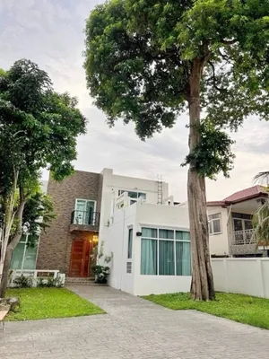 ให้เช่าบ้านเดี่ยว 2 ชั้น เนื้อที่ 105 ตร.วา ซอยรัชดาภิเษก 32 บ้านสวยสไตล์ Contemporary จอดรถได้ 4 คัน