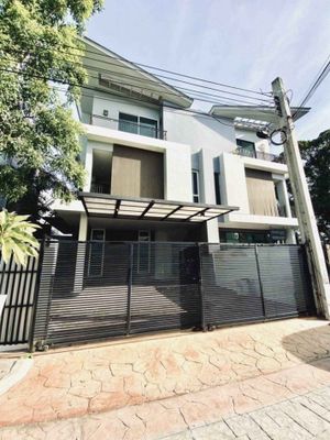 ให้เช่าทาวน์โฮม 3 ชั้น โครงการ GRAND I-DESIGN VIBHAVADI เนื้อที่ 45 ตร.วา ติดถนนวิภาวดี พร้อมเฟอร์นิเจอร์ ใกล้สนามบินดอนเมือง