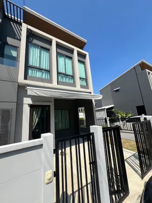 ให้เช่า Townhome ใหม่ 2 ชั้น โครงการ Pleno สุขสวัสดิ์ 70  มี 3 ห้องนอน 2 ห้องน้ำ หลังมุมมีสวน มีสระว่ายน้ำและ Fitness