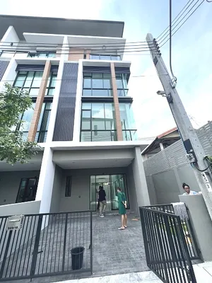 ให้เช่า โฮมออฟฟิศ โครงการ premium place mix อาคาร 4 ชั้น  ห้องมุม  ซอยนวลจันทร์ ใช้สอย  250  ตรม  มีพื้นที่ใช้สอยด้านข้าง หน้ากว้าง  5  เมตร 