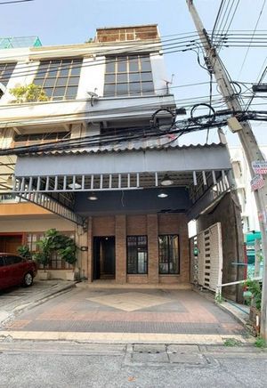 ขายอาคารพาณิชย์ 4 ชั้นครึ่ง หลังมุม ย่านสุทธิสาร ซอยจินตเวช ห่าง MRT สุทธิสาร เพียง 750 เมตร ทำเลดี 