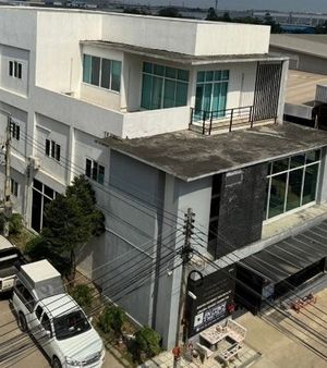 ให้เช่าและขายอาคารสำนักงาน 3 ชั้น อมตะนคร ชลบุรี เนื้อที่ 105 ตรว จอดรถหลายคัน