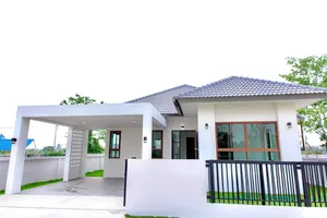 AHD1656 ให้เช่าบ้านเดี่ยวชั้นเดียว 3 ห้องนอน 2 ห้องน้ำ 1ห้องรับแขก 1ห้องครัว   ให้เช่าราคา  18,000 บาทต่อเดือน  ขนาดที่ดิน  69    ตรว.  พื้นที่ใช้สอย 130 ตรม. 