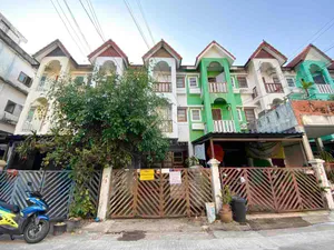 ทาวน์โฮม 3 ชั้น หมู่บ้าน พลอยพัทรา ซอย เรวดี 62 ต้นซอย
