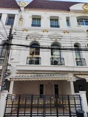 RT834ให้เช่าทาวน์โฮม 3.5 ชั้น บ้านกลางกรุงแกรนด์เวียนนา 3 ห้องนอน 4 ห้องน้ำ แอร์ 5ตัว เฟอร์นิเจอร์ครบ พร้อมอยู่ ส่วนกลางFitness มีสระว่ายน้ำ และสนามหญ้าขนาดใหญ่