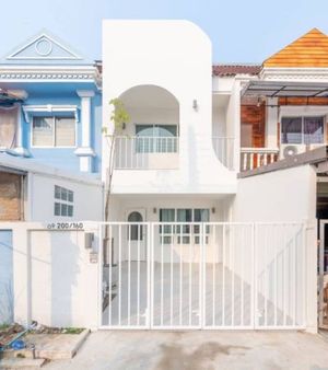 ทาวน์โฮม 2 ชั้น ติดเซ็นทรัลเฟสฯ รีโนเวทใหม่ทั้งหลัง ตกแต่ง พร้อมเฟอร์นิเจอร์