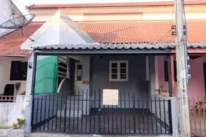 ASS1825 ให้เช่าทาวน์เฮาส์ 2 ชั้น    2 ห้องนอน 2 ห้องน้ำ  1 ห้องครัว   ที่จอดรถ 1 คัน ขนาดที่ดิน  17 ตรว.   ให้เช่าราคา 5,500 บาทต่อเดือน   