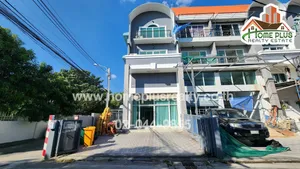 เช่าอาคารพาณิชย์ 3 ชั้นครึ่ง ซอยลาดพร้าว41 หลังมุมรีโนเวททำเลดีติดถนน