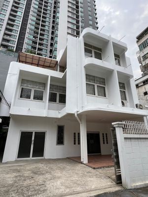 ให้เช่าบ้านเดี่ยว 3 ชั้น ย่านถนนสาทร เนื้อที่ 69 ตร.วา พื้นที่ใช้สอย 500 ตรม. ย่านถนนเจริญกรุง สีลม เจริญราษฎร์ ย่านธุรกิจ ใกล้ BTS ตากสิน