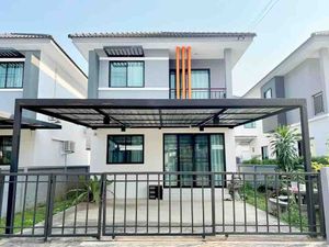 CSS101573 ขาย บ้านเดี่ยวสองชั้น  2 ห้องนอน  3 ห้องน้ำ    1ห้องรับแขก  ขนาดที่ดิน  35  ตร.ว.  ขายราคา  2.49  ล้านบาท ฟรีโอน