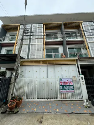 ขายด่วน ถูกที่สุด ทาวน์เฮ้าส์ 3ชั้น ม.ชวนชื่นโมดัส เซนโทร แจ้งวัฒนะ เนื้อที่ขนาด 20ตร.วา 3นอน 3น้ำ เดินทางสะดวก ใกล้เมืองทองธานี สนใจ ติดต่อ 061-949-8888