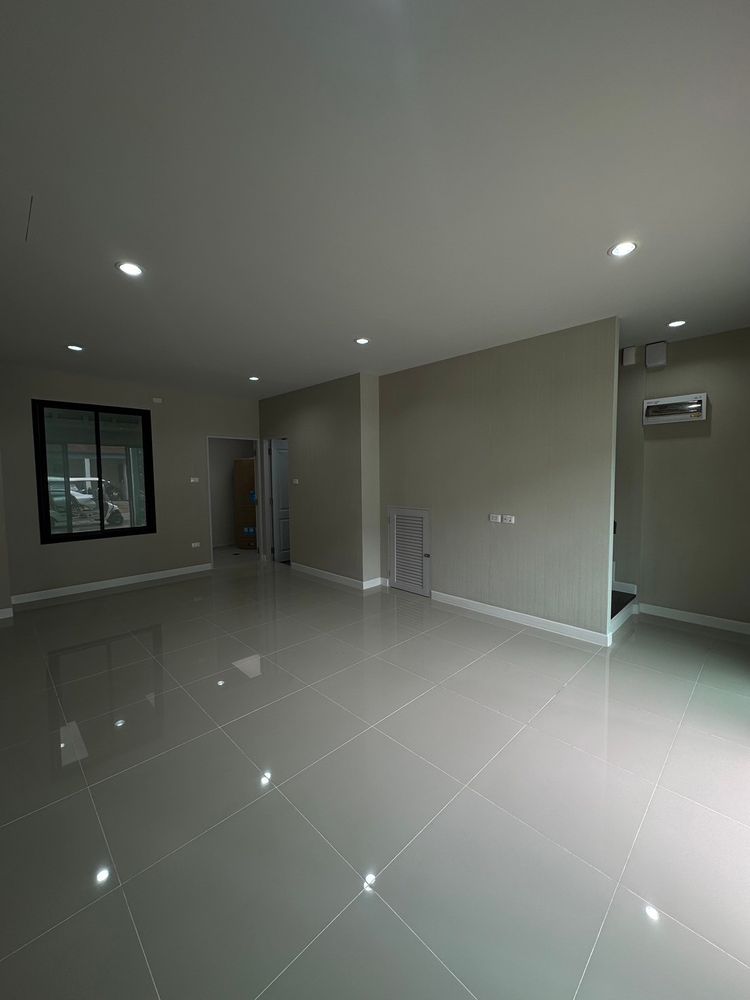 ทาวน์โฮม 3 ชั้น พร้อมอยู่ บนทำเลทองในลาดกระบัง, ภาพที่ 4