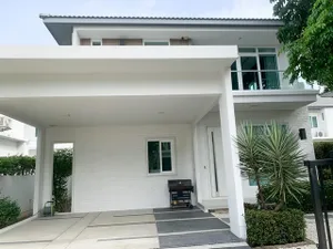 RH1140 ให้เช่าบ้านเดี่ยว โครงการมัณฑนาศรีนครินทร์-ร่มเกล้า 3 ห้องนอน 3ห้องน้ำ เฟอร์นิเจอร์ครบครันพร้อมเข้าอยู่ มีพื้นที่สวนข้างบ้านขนาดใหญ่