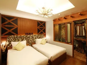 ให้เช่าโรงแรมบูธีค 12 ห้อง ย่าน Night Bazar Chiang Mai  ใกล้กับ Anantara Chiangmai ตรงข้าม  Ping Nakara Boutique Hotel &Spa