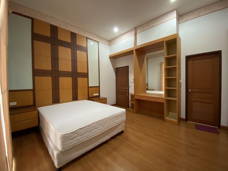 RH1150 ให้เช่าบ้านเดี่ยวรีโนเวทใหม่ 3 ห้องนอน 4 ห้องน้ำที่จอดรถ 2 คัน, ภาพที่ 4