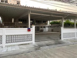 รหัสC6251 ให้เช่าบ้านเดี่ยว 2ชั้น เป็นบ้านไม้ ที่จอดรถประมาณ 10 คัน ย่านถนนลาดพร้าวใกล้แยก รัชดา-ลาดพร้าว