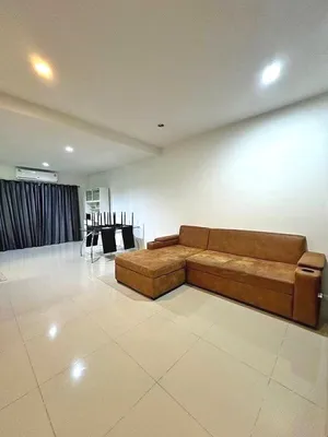 ให้เช่าทาวน์โฮม 3 ชั้น ใกล้เลียบด่วน ขนาด 22  ตรว  ใช้สอย  190  ตรม 3  ห้องนอน 3  ห้องน้ำ 3  ที่จอดรถ มีเฟอร์นิเจอร์  ตบแต่งห้องครัวเรียบร้อยแล้ว