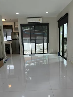ให้เช่าทาวน์โฮม3ชั้นหลังมุมโครงการบ้านกลางเมืองนวมินทร์42บนพื้นที่ 32 ตรว. 3 ห้องนอน 3