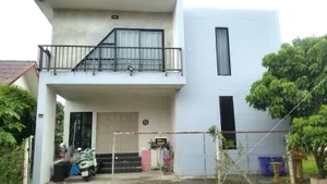 AMR0531 ให้เช่าบ้านเดี่ยวสองชั้น 3 ห้องนอน 3 ห้องน้ำ 1 ห้องรับแขก 1 ห้องครัว   ให้เช่าราคา 15,000 บาทต่อเดือน  ขนาดที่ดิน  135   ตรว.  