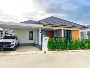 AHD1715 ให้เช่าบ้านเดี่ยวชั้นเดียว 3 ห้องนอน 2 ห้องน้ำ 1 ห้องรับแขก 1 ห้องครัว   ให้เช่าราคา   19,000 บาทต่อเดือน  ขนาดที่ดิน  50  ตรว.  พื้นที่ใช้สอย 150  ตรม.