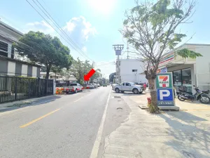 ให้เช่าที่ดินติดถนนทุ่งมังกร (เส้นหลัก) ตรงข้ามเซเว่น เนื้อที่ 40 และ 46 ตรว. ถมสูง รถวิ่งผ่านเยอะ ทำการค้าได้ เข้าออกได้หลายทาง ราชพฤกษ์-กาญจนา-บรม-สาย1-สวนผัก