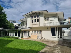 ให้เช่า บ้านใหญ่ สุขุมวิท 44 พักอาศัย หรือทำร้านอาหาร btsเอกมัย 300เมตร