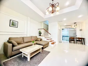 Townhouse for rent, 3-storey townhome Srinakarin Road Near the Si Udom yellow line train station, only 700 meters 3 bedrooms, 3 bathrooms