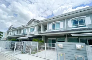 ASS1712 ให้เช่าทาวน์เฮ้าส์สองชั้น   2 ห้องนอน   3 ห้องน้ำ   1 ห้องครัว  พื้นที่ใช้สอย 89 ตร.ม.  เนื้อที่ 19 ตร.ว.     ให้เช่าราคา 16,500 บาทต่อเดือน 