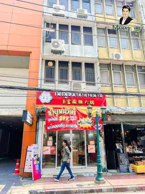  🍲เซ้งด่วน**ส่งต่อร้านชาบู  150 เมตร ถึง BTS ศาลาแดง  ใกล้ห้างสีลม ติดถนนใหญ่ และออฟฟิศสำนักงานมากมาย *เซ้งร้านชาบูหม่าล่าพร้อมอุปกรณ์* (Line OA: @ManasSiri ) 