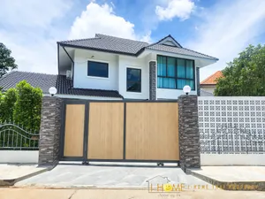 CSS101627 ขาย   Pool villa 2 ชั้น   มี 5 ห้องนอน  6 ห้องน้ำ   1 ห้องครัว พื้นที่  124.2  ตรว. พื้นที่ใช้สอย  380  ตรม. ขายราคา   9.9  ล้านบาท !!!! ฟรีโอน