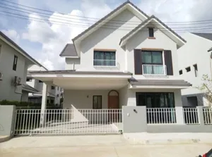AHD1712 ให้เช่าบ้านเดี่ยว 2 ชั้น   3 ห้องนอน 3 ห้องน้ำ 1 ห้องรับแขก 1 ห้องครัว   ให้เช่าราคา 25,000 บาทต่อเดือน  ขนาดที่ดิน  50  ตรว.  พื้นที่ใช้สอย 201 ตรม.