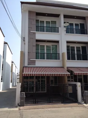 ขายและให้เช่าทาวน์โฮม 3 ชั้น หมู่บ้านกลางเมือง เอส-เซ้นส์ พระรามเก้า-ลาดพร้าว ใกล้เลียบด่วนรามอินทรา ทาวน์อินทาวน์ พระราม 9