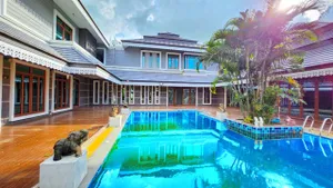 พร้อมเรือนรับรอง 2 หลัง 802ตรม. ชลบุรี ให้เช่าคฤหาสน์พูลวิลล่าหรุ 3 ชั้น 3ไร่ 2งาน โลตัส พนัสนิคม 1กม. กว้างมาก 7นอน 7น้ำ 10แอร์ พานทอง