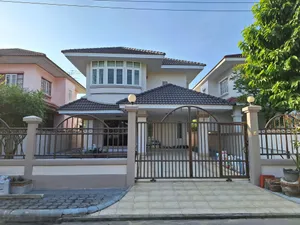 ให้เช่าบ้านเดี่ยว 2ชั้น 60ตรว รีโนเวทใหม่ 3นอน 2น้ำ ซ.ร่มเกล้า19 ถ.ร่มเกล้า ทำเลดี เดินทางสะดวก 