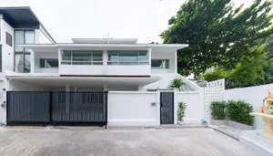 ขาย Townhome 3 ชั้น 48 ตรวา ซอยสุขุมวิท 15 ทำเลดี เพียง 1 นาทีถึง โรงเรียนนานาชาติ NIST และ 5 นาที ถึง BTS อโศก 