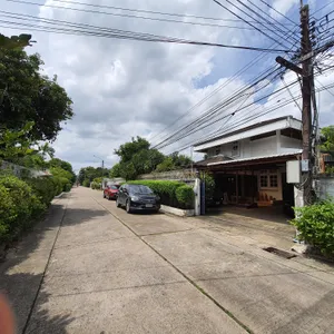 ขายที่ดินพร้อมสิ่งปลูกสร้าง 1-2-43 ไร่ ซ.วิภาวดีรังสิต 58  แขวงตลาดบางเขน  เขตหลักสี่ กรุงเทพมหานคร