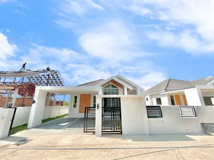 CSRP101072 ขายบ้านเดี่ยวชั้นเดียว 3 ห้องนอน  2 ห้องน้ำ    1ห้องรับแขก  ขนาดที่ดิน  63     ตร.ว.  พื้นที่ใช้สอย  120-130  ตรม. ขายราคา    2.45   ล้านบาท   ฟรีโอน
