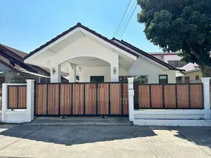 ASS1861 ให้เช่าบ้านเดี่ยวชั้นเดียว   3 ห้องนอน 1 ห้องน้ำ 1 ห้องรับแขก 1 ห้องครัว   ให้เช่าราคา  12,000 บาทต่อเดือน  ขนาดที่ดิน    48    ตรว.    *เลี้ยงสัตว์ได้*