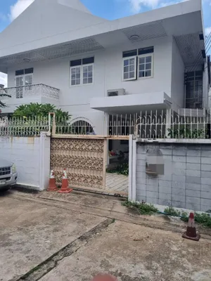 ขายบ้านเดี่ยว 2 ชั้น ซอยเย็นอากาศ 1 ย่านสาทร หลังมุม ขนาด 71 ตรว. 4 ห้องนอน 3 ห้องน้ำ พื้นที่ใช้สอย 300+ ตรม.จอดรถ 2 คัน 